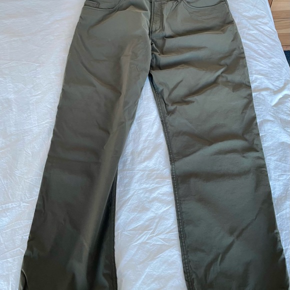 The North Face Men's Shorts - Olive Green - Picture 3 of 4